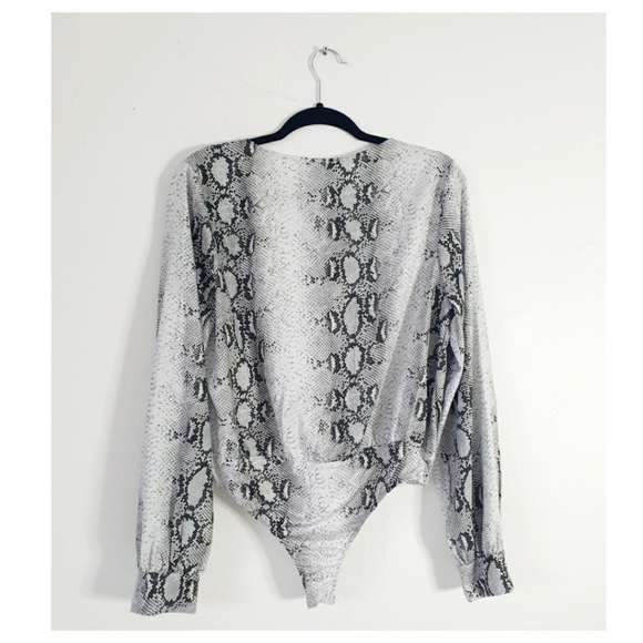 💥NWT- Grayish Snakeprint Longsleeve Bodysuit - Picture 7 of 14
